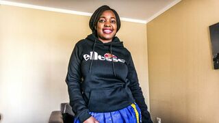 Afrikai iskolás csajszi munkát keres a tanulmányaihoz