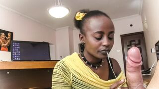 Nyakörves csoki szajha nyáladzik a főnök kukacán