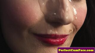 Szexi csipkés szépség nagy adag arcon