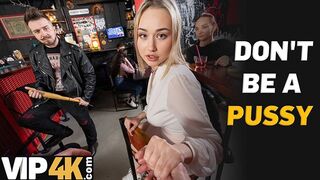 Bátor szöszke pornósztár bassza idegen csávót a bárban