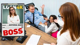 Banki főnöknő remegve bírja alárendeltje csábítását