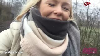 Forró zsenge fiatalasszony kerékpáron dörzsöli szaftos puncáját