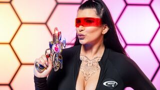 Romi Rain megdöngeti az idegen fajtát az emberiség védelméért!