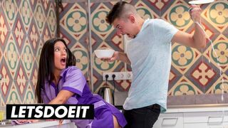 A dögös szobalány Jade Presley kitakarít és orálozza a nagyméretű faszkat a forró szálláson