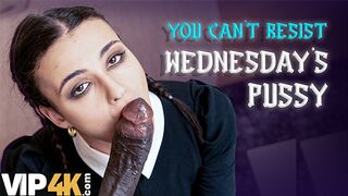 Lispy wednesday reszelte a nevelő apa méretes faszát mint egy igazi kutyaként