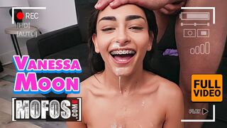 Vézna csoki Vanessa Moon megküzd jmac óriási farkával minden pózban