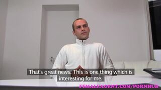 Bűbájos milf ügynök teszteli a kíméletlen pasast