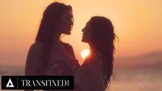 Alkonyat után könyörtelen baszás: Tori Easton durván meghágja Charlotte Sins bikini babát