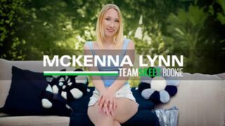 Mckenna Lynn legelső pornója: szöszke kisasszony vad faszas kalandja