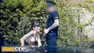 Rendőr megdöngeti a sötét hajú geek nőcit és rálövi a szemüvegére - fake cop