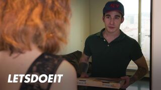 Megcsaló nuni Arian Joy először a barátját baszogatja, aztán a kézbesítő pali megkeféli jól