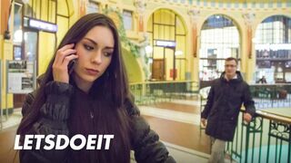 Arwen Gold feszes punciba vágyik egy külföldi fallosza kalandra