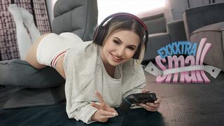 Kicsike fiatal kiscsaj Aria Banks elkapja magas mostohabátyját Chris Epicet, aki a szobájában veri a kárója