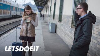 Selvaggia tinédzser kiscsaj felfogta Charlie Dean méretes faszát egy gyors pov dugásra