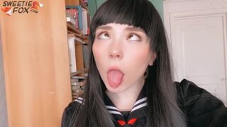Japán iskoláslány mélyen lecummantja a farka és vadul lovagol rajta