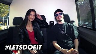 Karcsú néger Coco Kiss pénzért lecumizza a hatalmas néger fazt az autóban