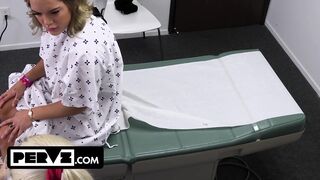 Mimi Monet gigantikus valagú gyönyörű a óriási farkú orvosnál a rendelőben