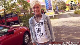 Utcán kúrás német benzinállomáson: pov milf pippantás