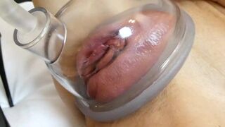 Szenvedélyes milf pumpálja a muffját és keményen meghágja lovagló pózban többszörös spricceléssel