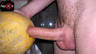 Szarva növekvő krapek dübörög egy lédús dinnyével nyögve a creampie-ig