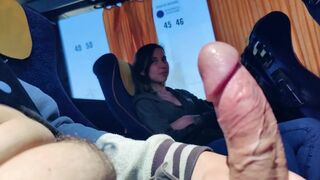Idegen fiatal lecidázza a fazsat a buszon
