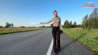 Feszes leggingsben stoppoló forró kurva megmutatja ciccseit és seggét, szexszel fizet a fuváért