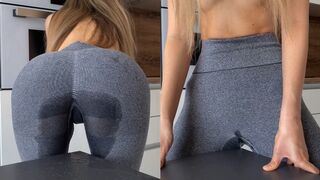 Zsenge csajszika vadul dörzsöli magát az asztalhoz, amíg a leggingse telis-tele spriccel