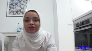 Arab milf hívja a nevelő fia barátját egy hardcore dugásra, amíg a férje dolgozik