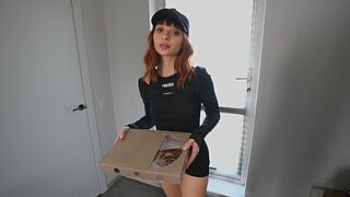 Kívánatos diáklány futár megette a pizzámat és megbasztam a feszes buláját
