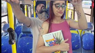 Tinédzser nőcit megkamatolyja egy idegen a nyilvános buszban