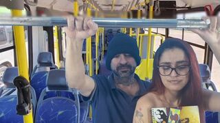 Diáklányt meghágja hátulról egy idegen a buszon!
