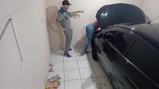 Kívánatos zsenge örömlány a szerelőnél kúrel az alkalmazottal