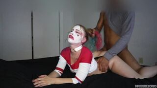 Harley quinn keményen lecidázza a bazinagy brét és lovagol rajta beleélvezésig éjszakai változatban