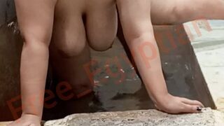 Éjszakai döngölés egy egyiptomi falusi nővel a fürdőben hangos nyögésekkel