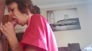 Göndör hajú milf lecumizza és veri a farkamat amíg elélvezek