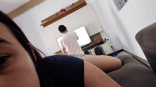 Szeretnék közösülni ezzel a szerelővel, mutatom neki a termetes seggem, hátha bejön!