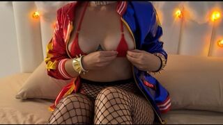 Ufo hancúrozik bele a vonzó harley quinnbe piros mikro bikiniben minden lyukba