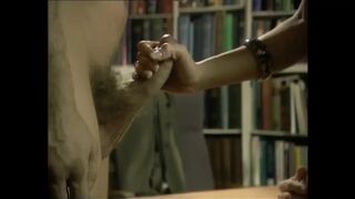 Arcra ülő dominatrix öklözi a rabszolga popóját miközben megkúrelja