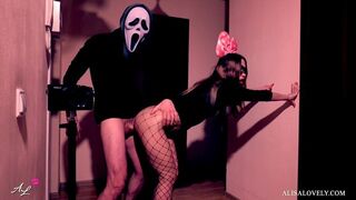 Maszkos őrült keményen megdugja a néger kis csajt a tükör előtt - halloween szerepjáték fétis páros játék