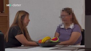 Csábos koros nő ujjazza a zsenge lezbi puncit, amíg az lőve élvez