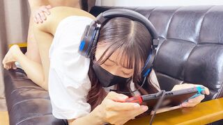 Tinédzser ázsiai pipi remeg az orgazmustól a játék közben, majd keményen megdugják és teleélvezik