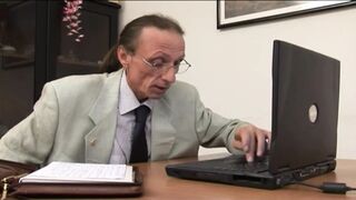 Céda MILF titkárnő orálozza ki a mocskos főnökét