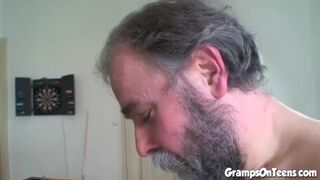 Tinédzser vörös gádzsi lecummantja és lovagol a nagypapa dákóján