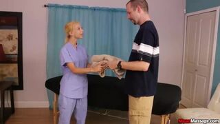 Szöszi fiatal kíméletlen boldog befejezést kínál ügyfelének a Nookiesnál