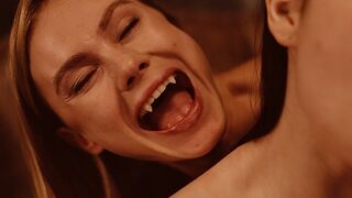 Világos Szőke Vámpír Nancy Ace Uralja Matty Milát a Vampired Csatornán - Szívdöglesztő Leszbi Jelenet Vörös Harapásokkal