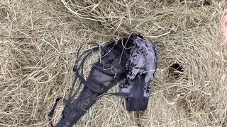 Hatalmas popós vén nő lecidázza a paraszt farkát a disznóólban