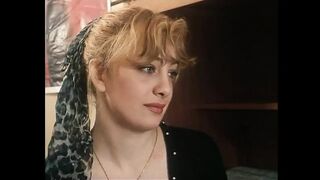 Szöszi nagymellű csajok szőrös puncit szopnak óriási farokkal retro jelenetben